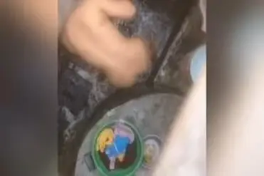 Gadis Cantik Pasrah Goyang Kasur Gayung Biru