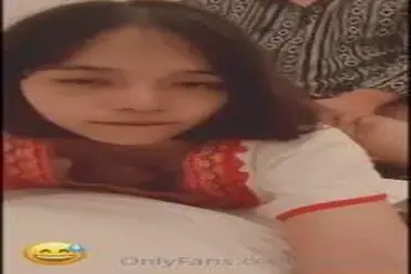 Gadis Imut Cantik Pasrah Posisi Doggy Kasur