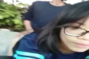 Gadis Kacamata Cantik Pasrah Goyang Kasur